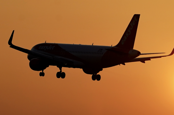 Awyren yn glanio ym maes awyr Gatwick 