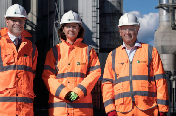 Y Gweinidog Ynni, Michael Shanks; Anna McMorrin, Is-ysgrifennydd Seneddol Cymru; a Simon Willis, prif weithredwr Heidelberg Materials UK.