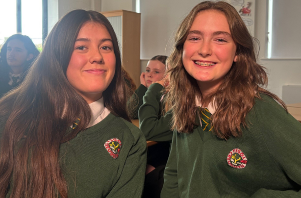 Heledd ac Elowen o Ysgol y Creuddyn