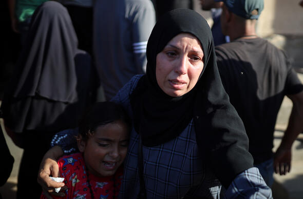 Mam a merch yn Gaza mis Hydref 2025