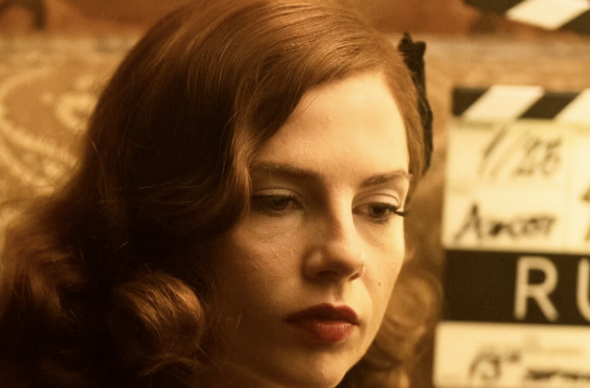 Golygfa o&#039;r ddrama am fywyd Ruth Ellis 