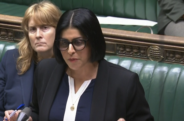 Yr Ysgrifennydd Cartref Shabana Mahmood