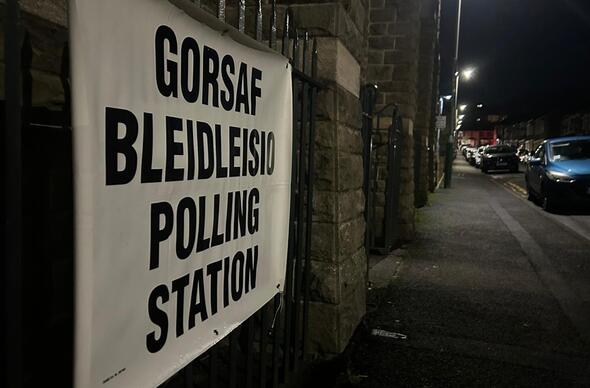 Gorsaf bleidleisio yng Nghaerffili