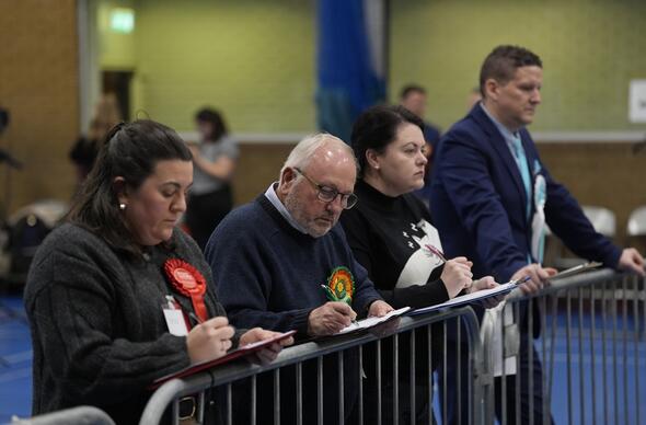 Gwylio y pleidleisiau yn cael eu cyfri&#039;