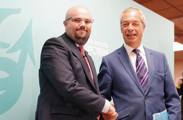 Llyr Powell a Nigel Farage
