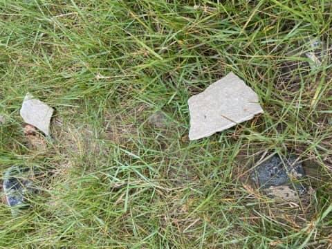 Asbestos honedig ar draeth ym Mhorth Tywyn