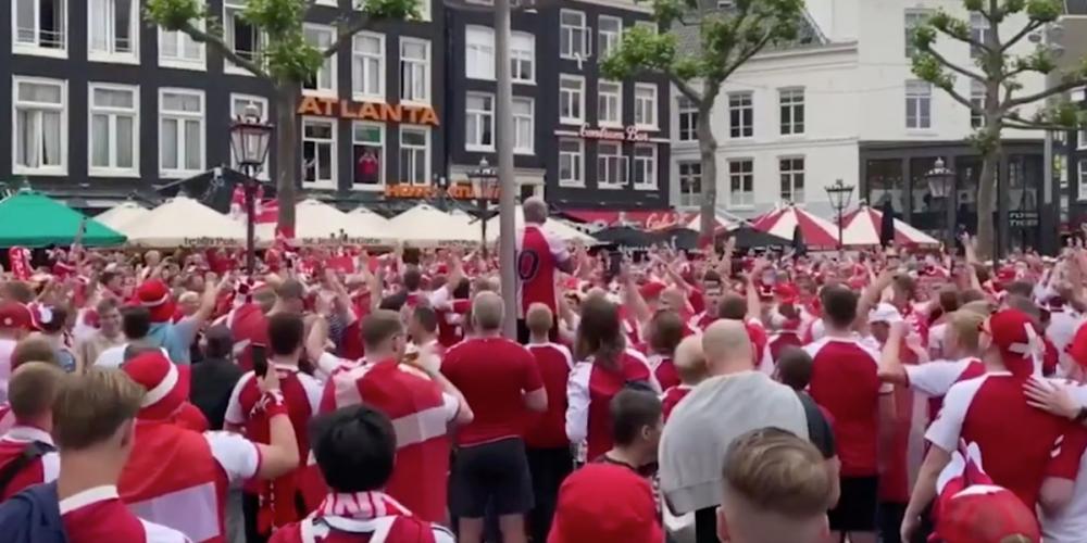 Mae'r Daniaid wedi casglu yn eu miloedd yn Amsterdam. 