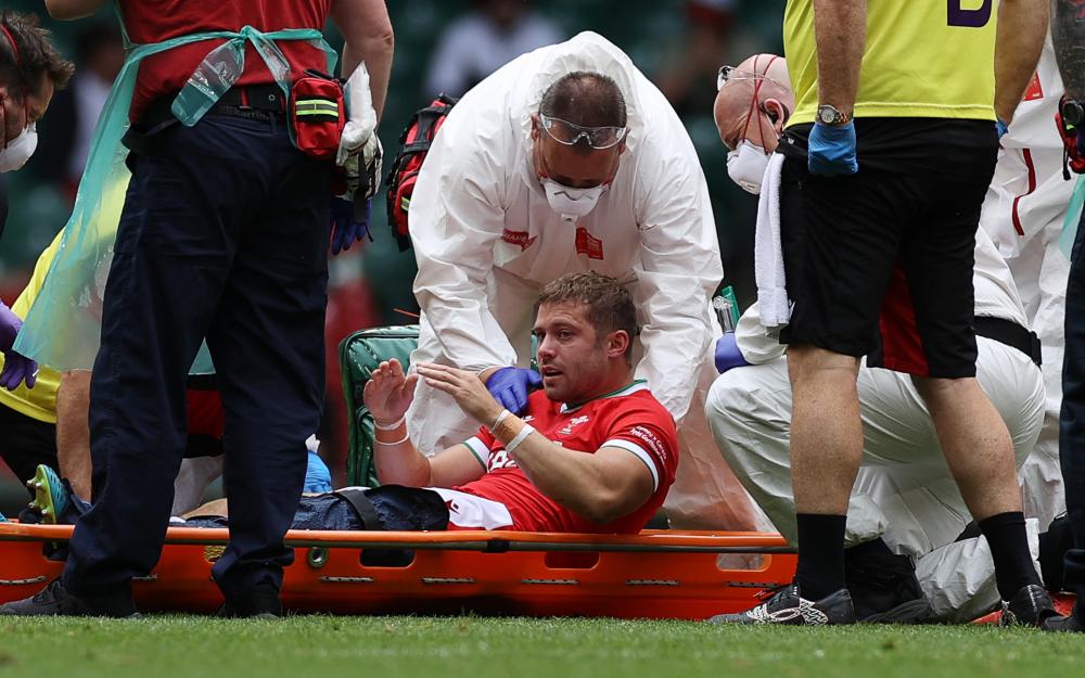 Ergyd i Leigh Halfpenny