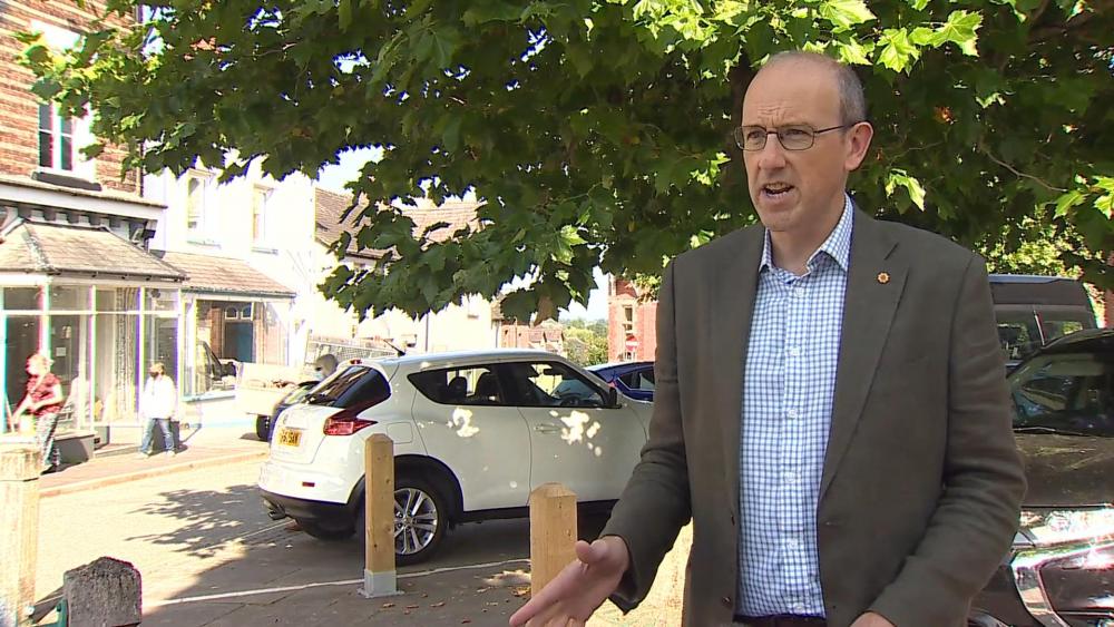 Dywed Llyr Gruffydd o Blaid Cymru fod 'cwestiynau mawr' i'w gofyn i Fwrdd Iechyd Betsi Cadwaladr yn dilyn y marwolaethau