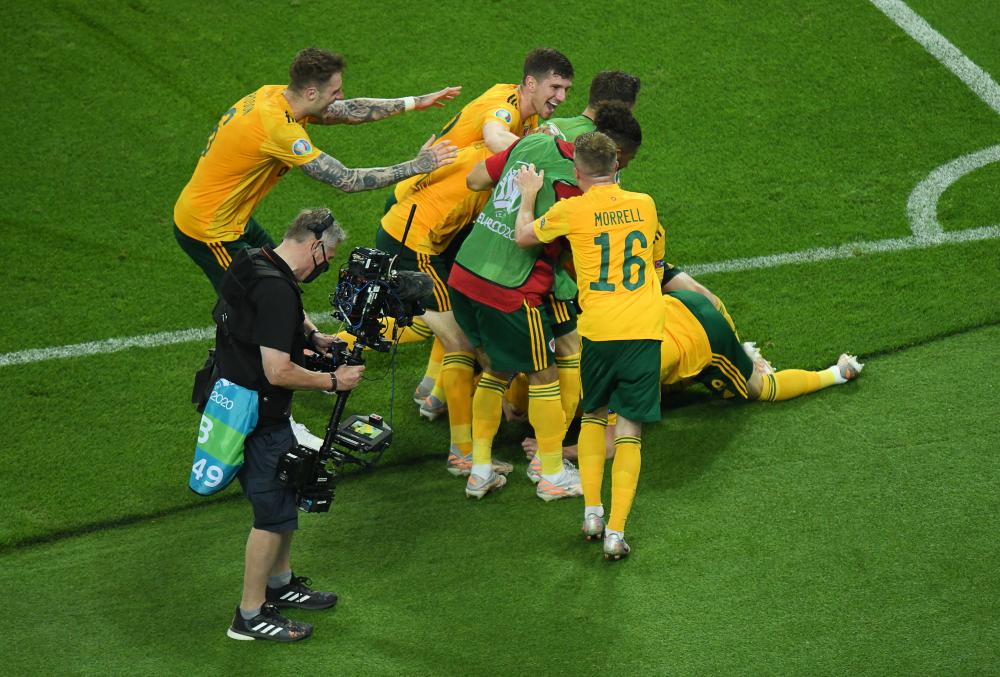 Pel droed Cymru