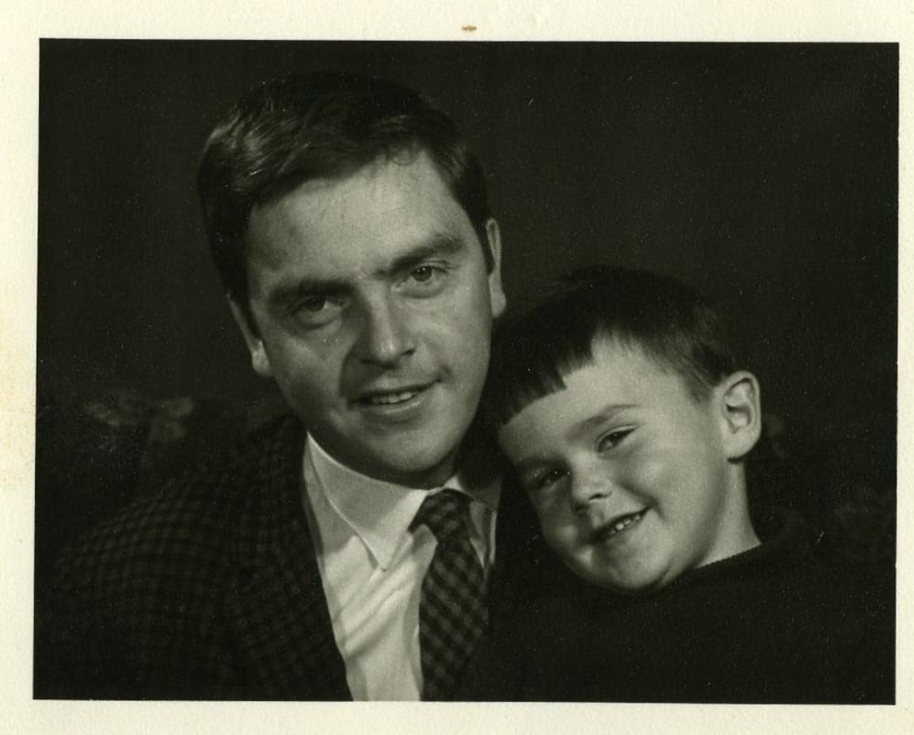 Huw Edwards gyda'i dad