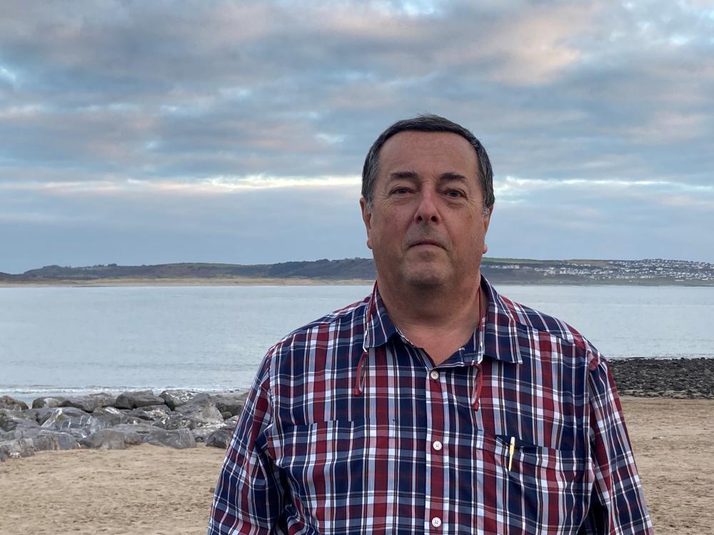 Mae Huw Gosling yn byw ger y môr ym Mhorthcawl