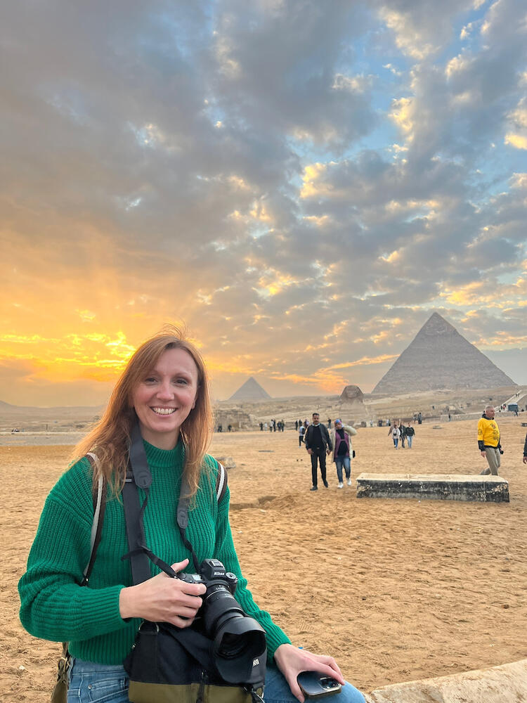 O Idole, ar gyrion Sir Gaerfyrddin yn wreiddiol, mae Claire Thomas bellach yn byw yn Cairo.