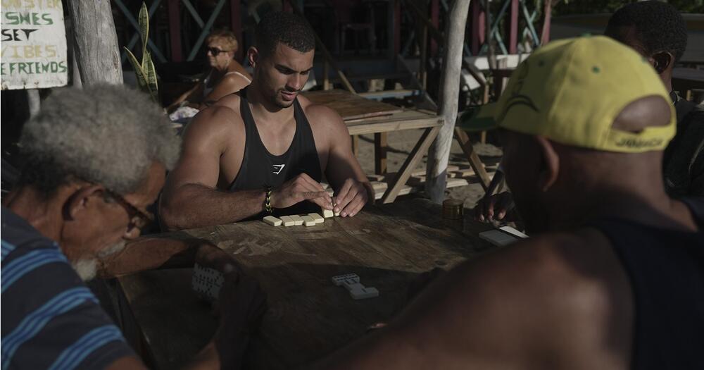 Connagh yn chwarae dominoes