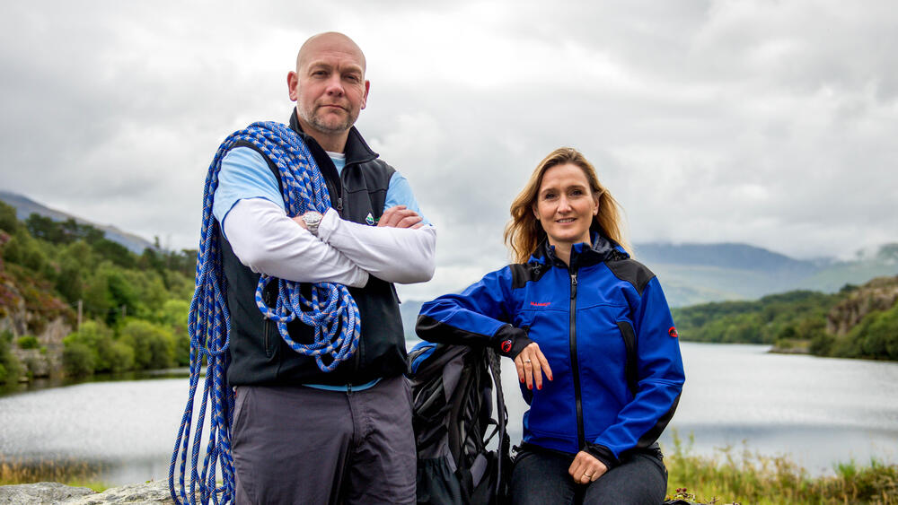 Dilwyn a'i gyd-gyflwynydd ar gyfres Ar y Dibyn, Lowri Morgan.