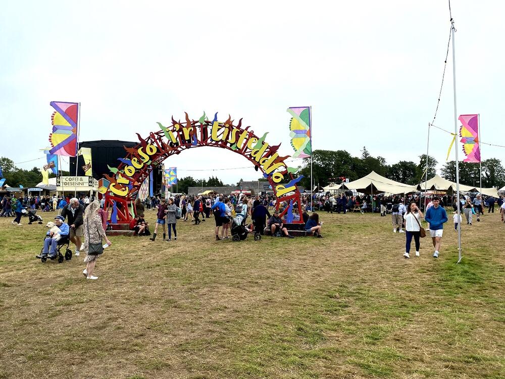 Amser cinio ar Faes yr Eisteddfod