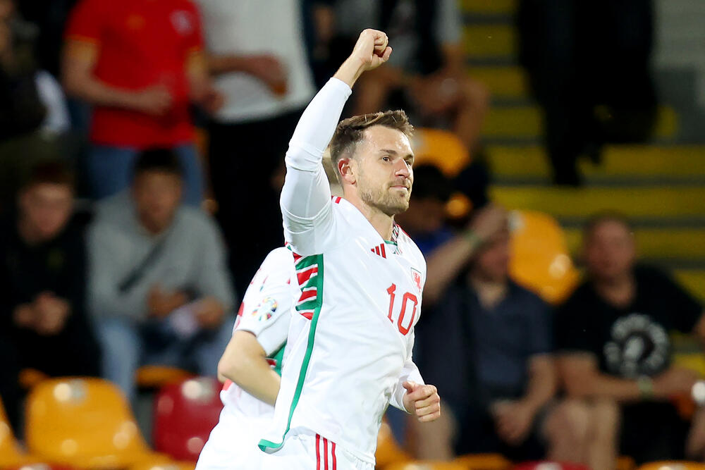 Aaron Ramsey yn dathlu ar ôl sgorio o'r smotyn
