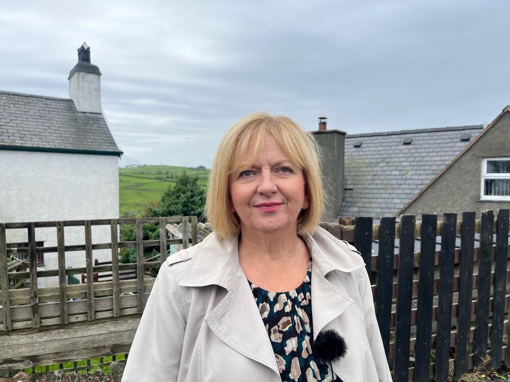 Cynghorydd dros ward Uwch Aled Gwennol Ellis