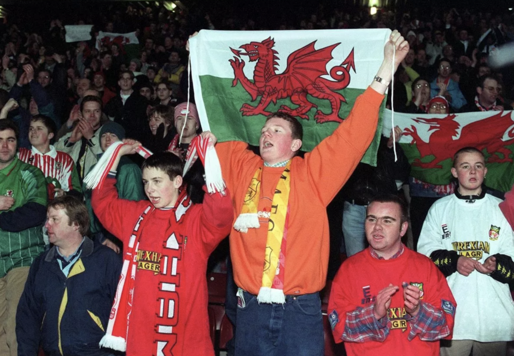 Cefnogwyr Wrecsam yn dathlu yn dilyn buddugoliaeth yn erbyn West Ham