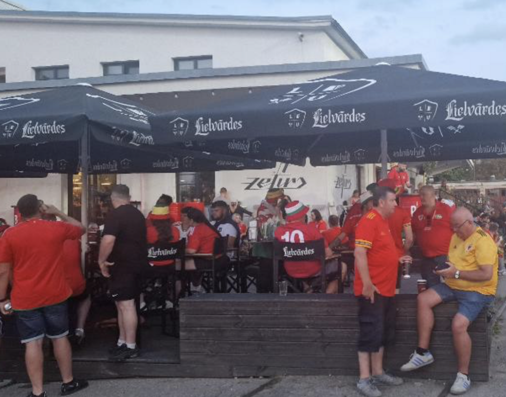 Cefnogwyr Cymru yn Latfia
