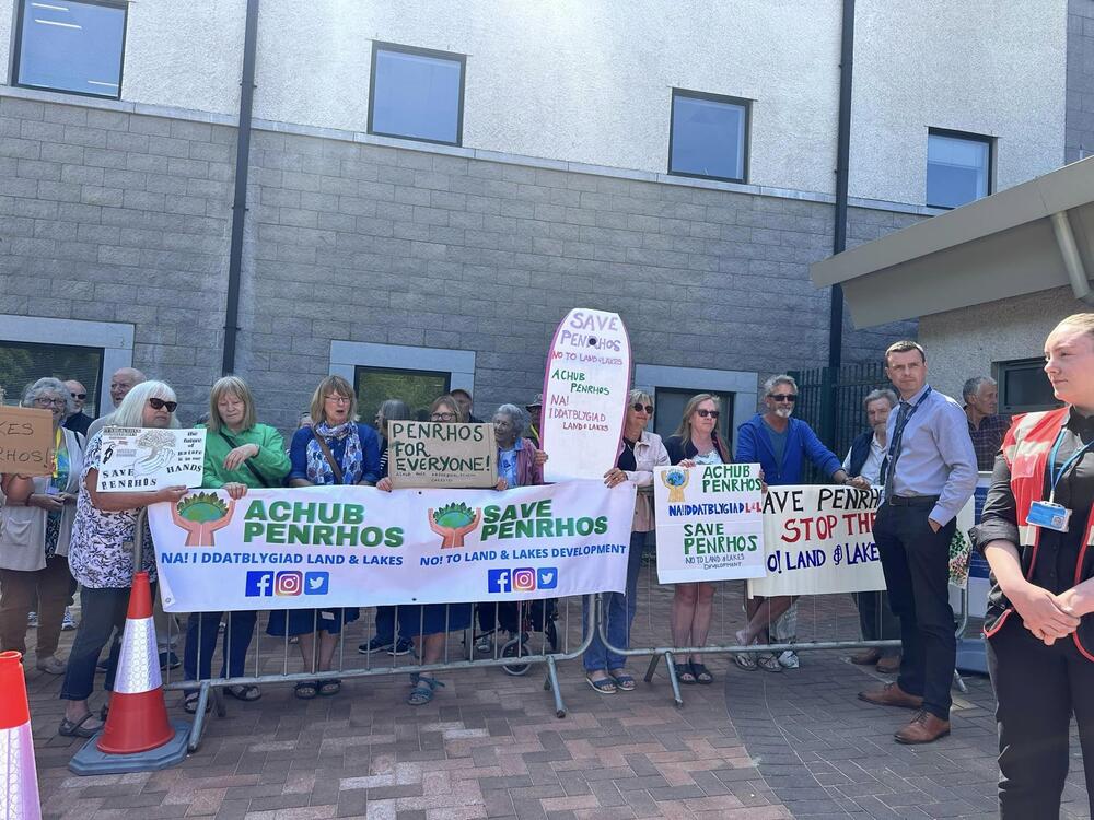 Ymgyrchwyr y tu allan i adeilad Gyngor Sir Ynys Môn yn 2023