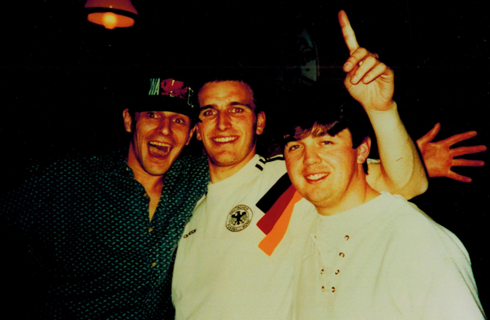 Klaus gyda Neil Dymock yn Dusseldorf ym 1995.