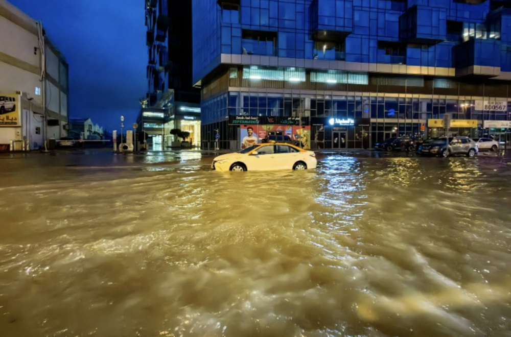 Car yn llifogydd Dubai