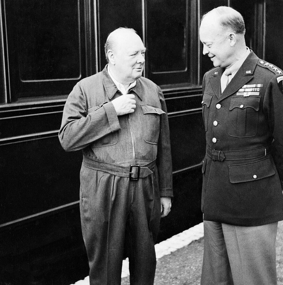 Winsto Churchill a Dwight D Eisenhower yn ymweld â lluoedd y Cynghreiriaid yn 1944