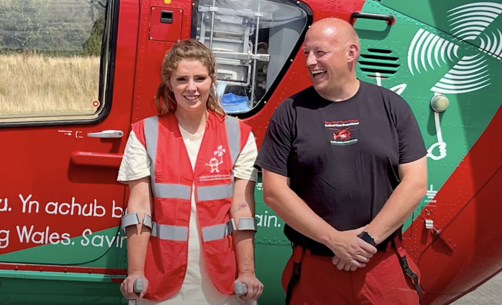 Sinead yn ymweld â phencadlys yr Ambiwlans Awyr yn Llanelli