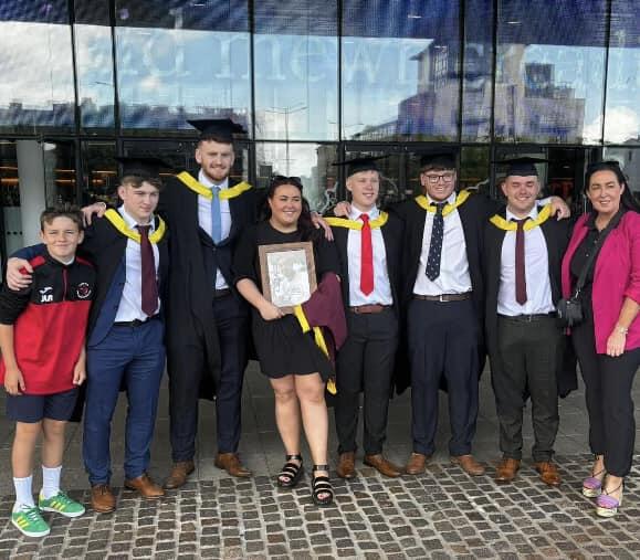 Ffrindiau Josh gyda'i chwaer, Abi, ei frawd, Roni, a'i fam, Melanie.