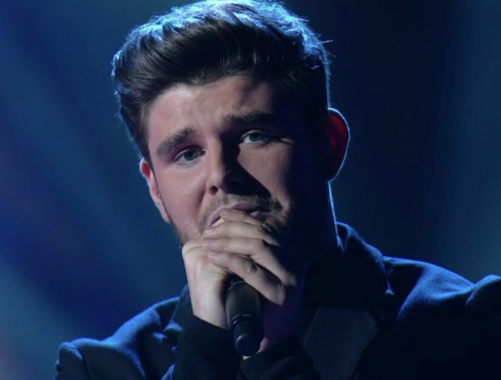 Lloyd Mace yn canu ar X Factor yn 2017