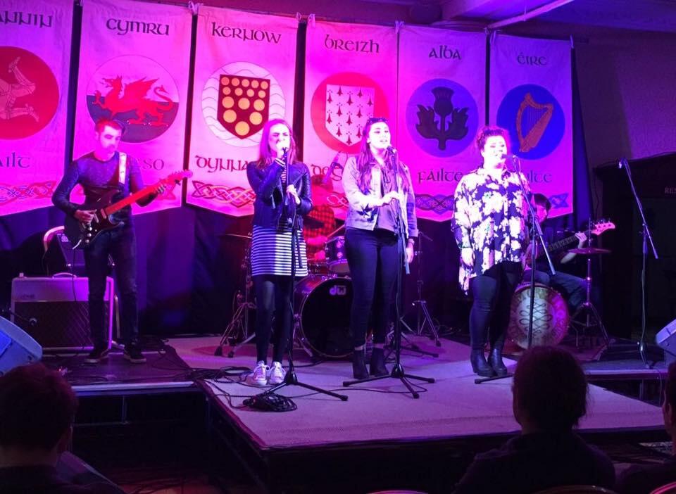 Y band yn perfformio