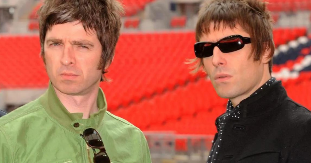 Llun: Noel Gallagher a Liam Gallagher yn Stadiwm Wembley. Llun gan PA / Zak Hussein.