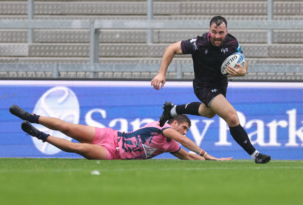 Mae'r asgellwr Ryan Conbeer wedi arwyddo gyda'r Gweilch ar gytundeb tymor byr