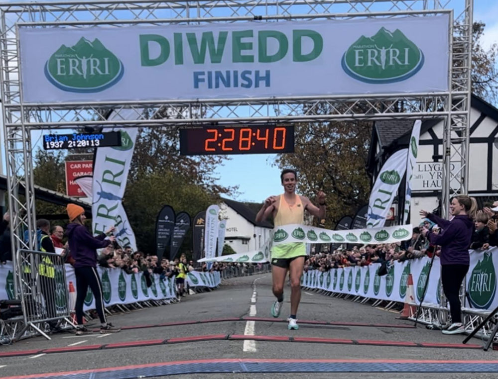 Andrew Davies yn ennill Marathon Eryri