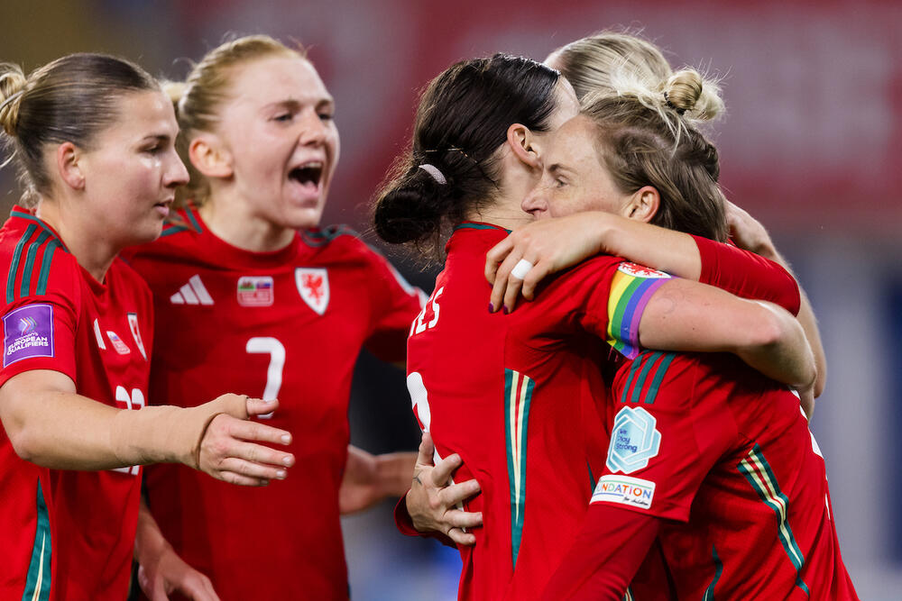 Chwaraewyr Cymru yn dathlu ar ôl i Jess Fishlock sgorio yn erbyn Slofacia