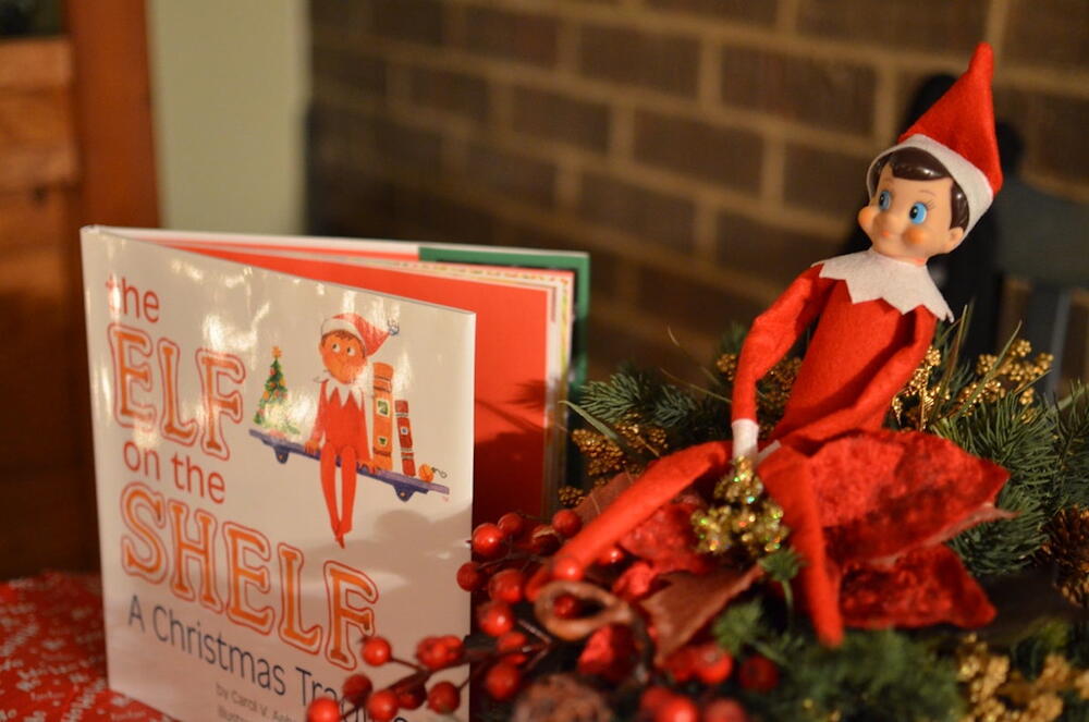 Traddodiad Elf on the Shelf