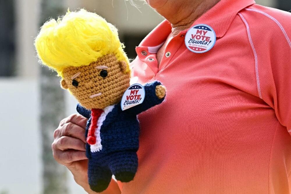 Dol wedi ei weu o Trump.