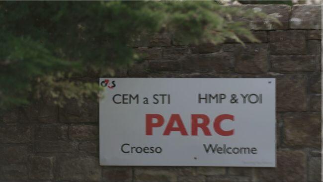 Meddai cynrychiolwr am y carchar: “Mae ymdrech sylweddol ag adnoddau yn cael ei ddefnyddio i daclo’r cyflenwad o gyffuriau anghyfreithlon.”