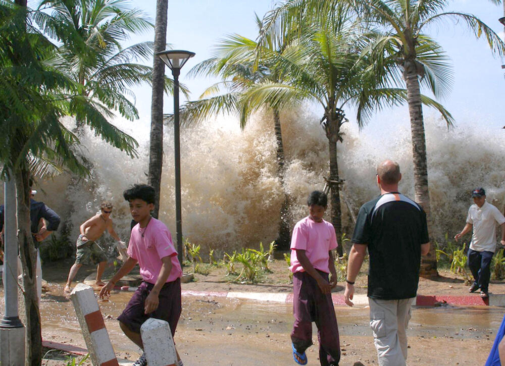 Y tswnami yn taro Thailand