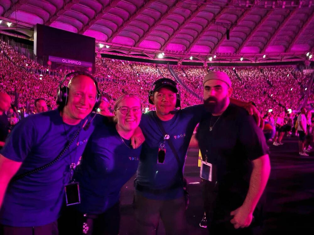 Alaw efo'r bobl oedd yn gweithio ar y llawr egni ar gyser Coldplay