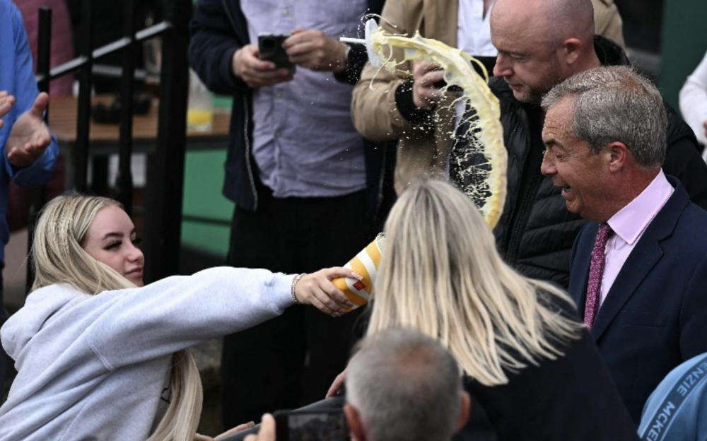 Hylif yn cael ei daflu dros Nigel Farage