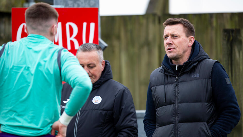 Alex Pennock (yn gwisgo glas) yn siarad gyda'i dad, Tony