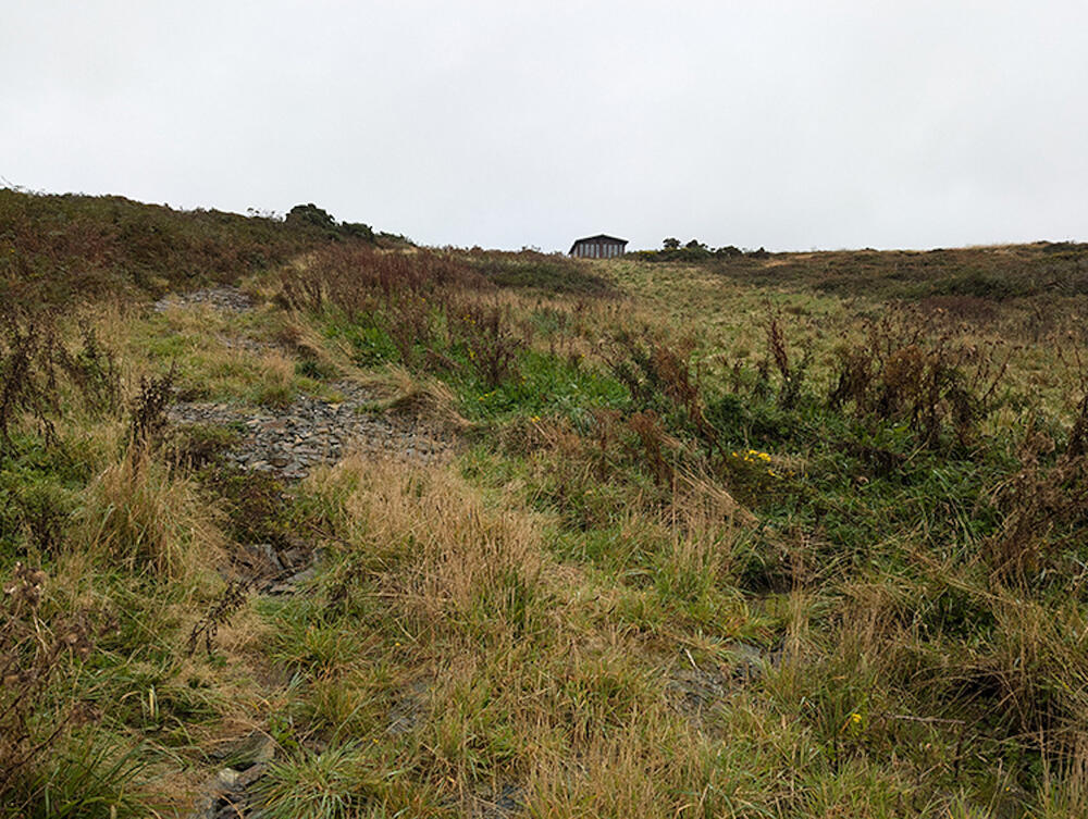 Y caban ar y tir ger Mynydd Mechell. Llun: Cyngor Môn