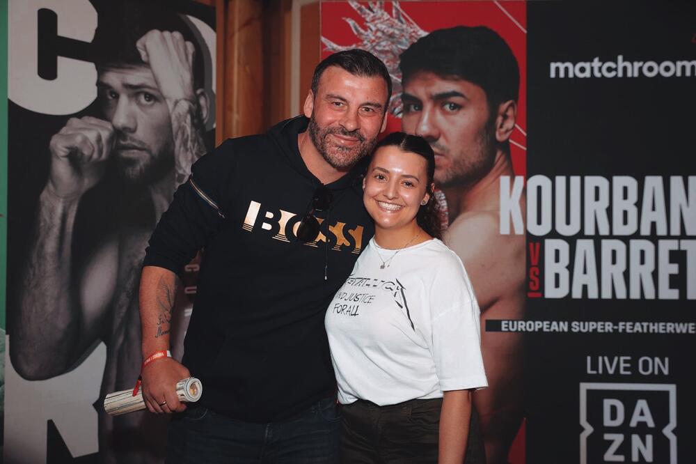 Caitlin Bennett gydag un o'i harwyr, Joe Calzaghe