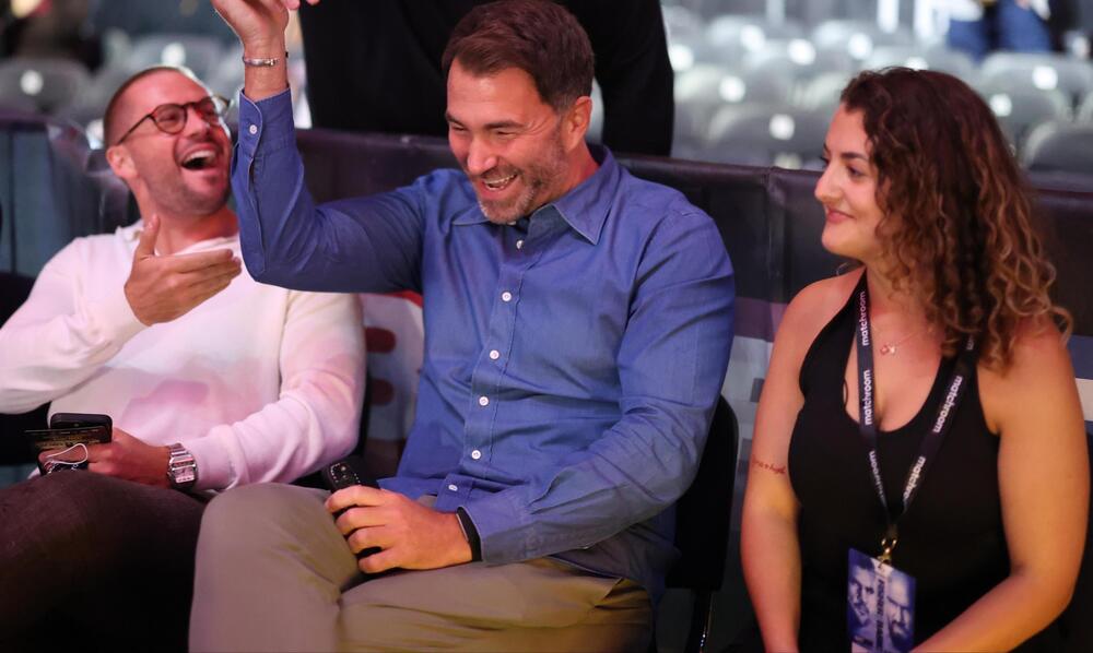 Caitlin Bennett gydag Eddie Hearn (crys glas) a Phrif Weithredwr Matchroom, Frank Smith