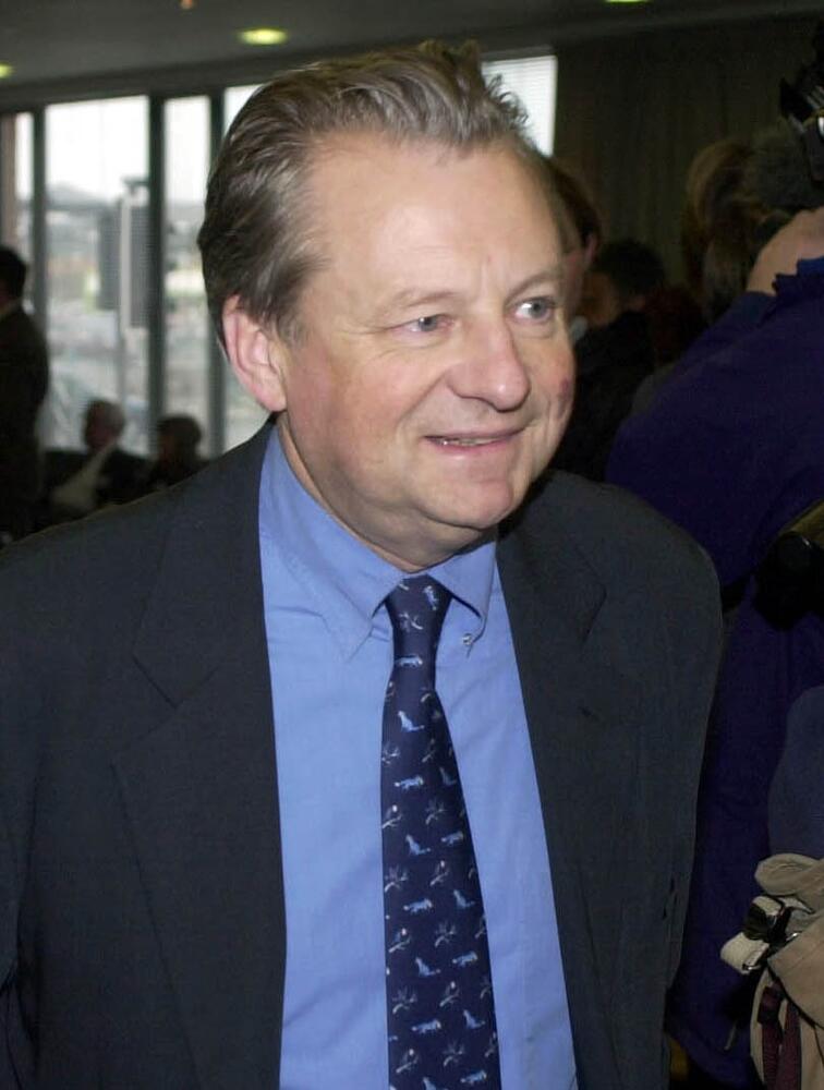 Dafydd Elis Thomas yn y flwyddyn 2000 yn Llywydd y Cynulliad