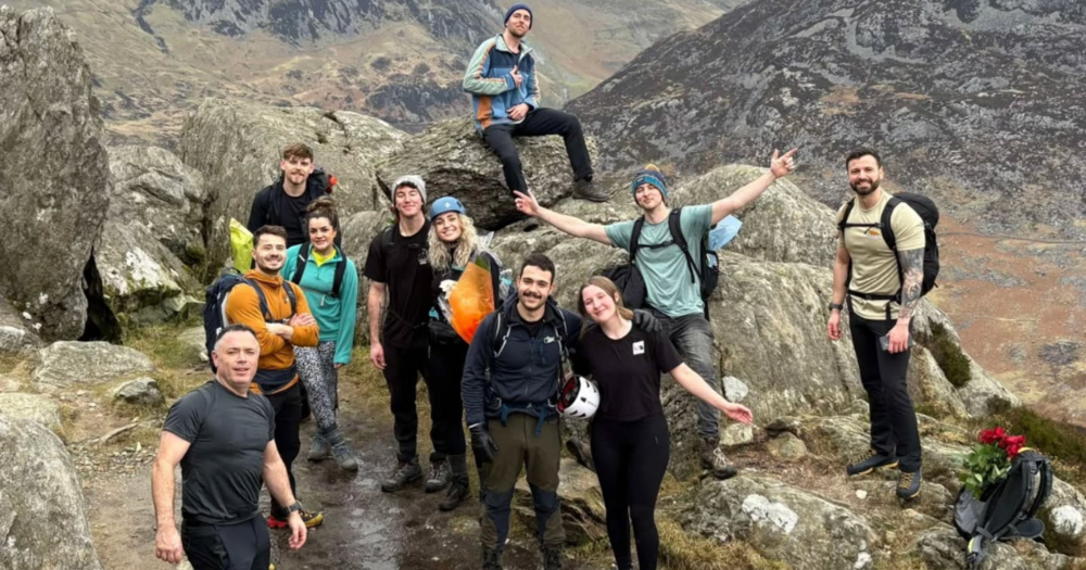 Maria Eftimova a'i ffrindiau ar gopa Tryfan