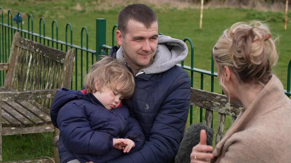 Nid yw Huw Evans yn hapus gyda'r penderfyniad i gau'r ysgol