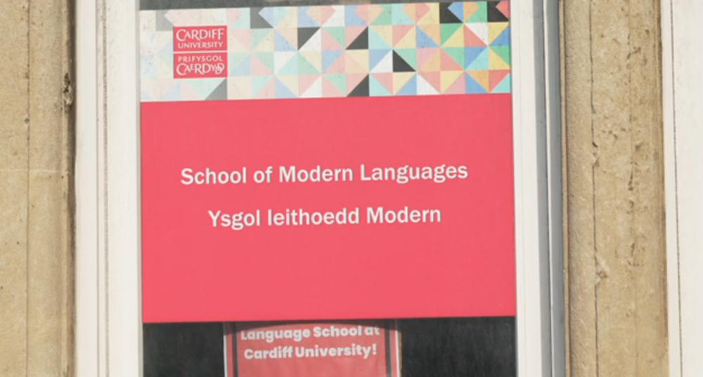 Arwydd Ysgol Ieithoedd Modern Prifysgol Caerdydd